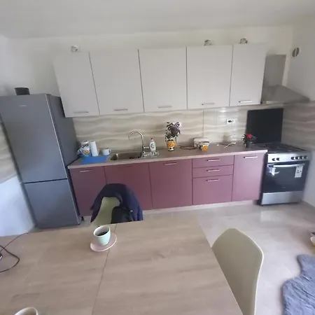 Danny Apartment Split